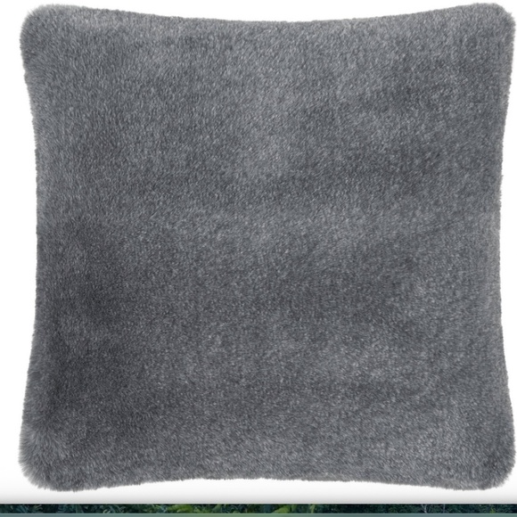 URBAN BARN Faux fur pillow cover - Picture 1 of 4